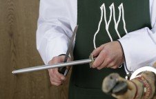 Affilature del coltello con affilatore o acciaino