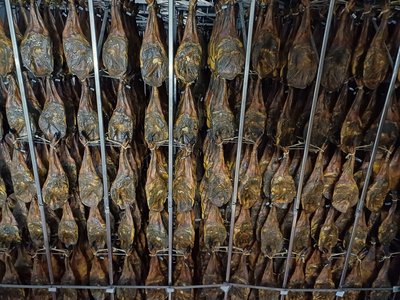 Spalle biologiche in stagionatura nella cantina Domecq