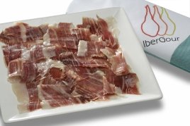 Fette di prosciutto sul piatto