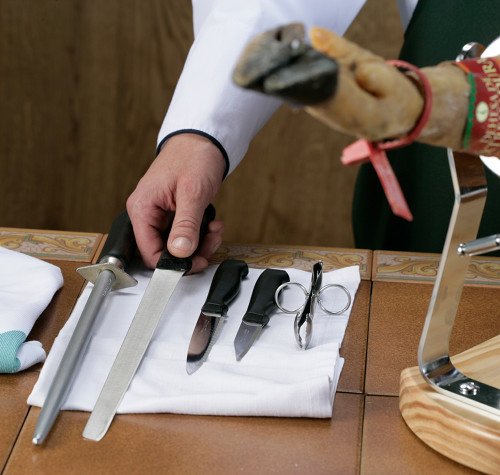 Utensili per tagliare una paletilla iberica (spalla)