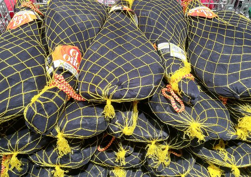 Prosciutti confezionati in un supermercato