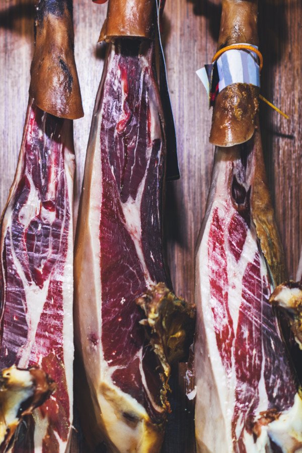 Prosciutti e spalle