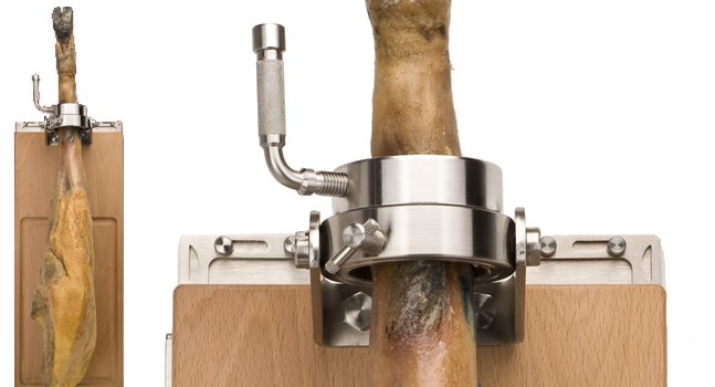 
Porta prosciutto ancorato nel muro