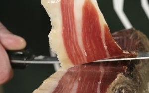 Primo piano dell'affettatura di un prosciutto pata negra di bellota