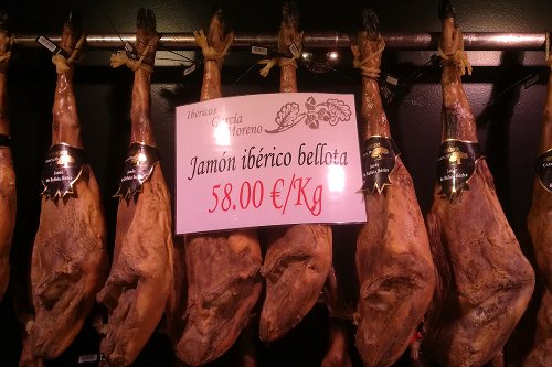 Prosciutti iberici in un negozio, con il suo prezzo
