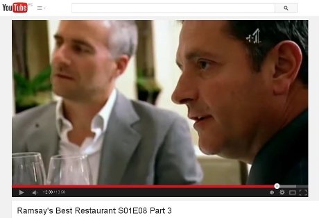 Ramón (destra) parla con gli altri commensali durante il concorso