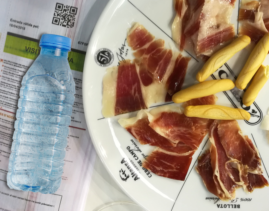 Fette di jamon e bottiglia d'acqua