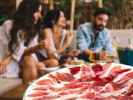 Tapas di prosciutto iberico in un ristorante